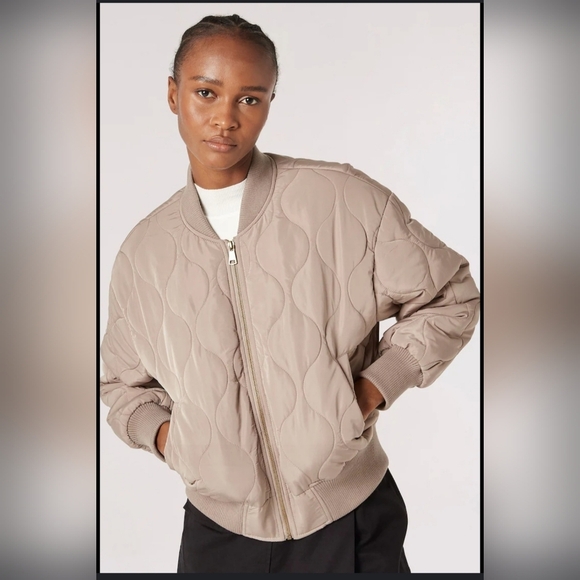 Abercrombie and Fitch Quilted Bomber Jacket Size Medium EUC - Picture 1 of 12